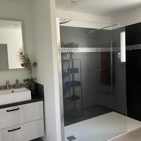 Avec Salle De Bain Privee Dans Avec Garage 3* Маноск
